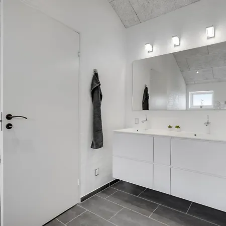 Hvide Sande With A Fireplace 5 בית נופש *